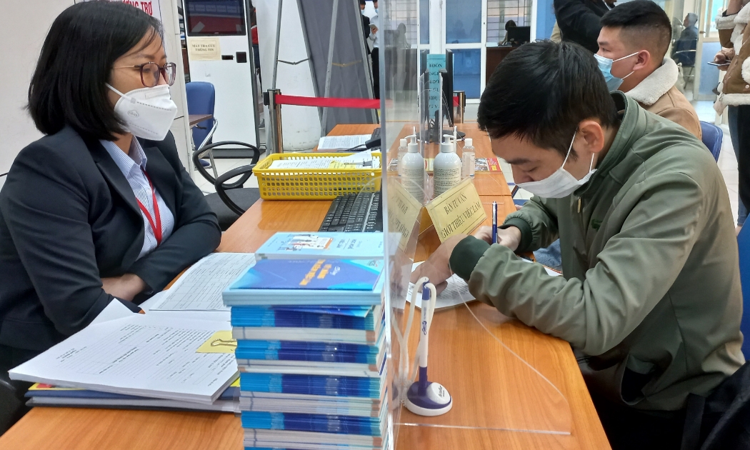Người lao động đăng ký hưởng chế độ liên quan đến bảo hiểm thất nghiệp tại Hà Nội. Ảnh: N.Dương.