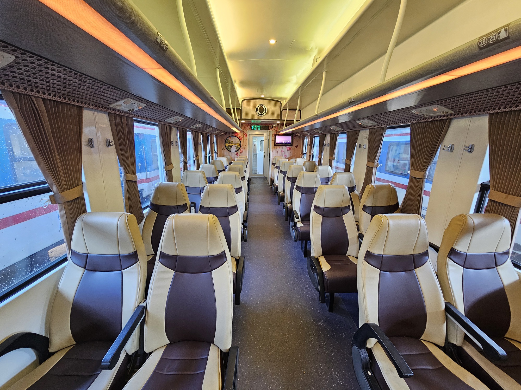 Nội thất toa xe tàu SE21/22 (Sài Gòn - Đà Nẵng) được thay mới hoàn toàn.