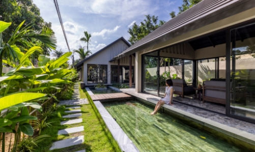 Ngôi nhà nghỉ dưỡng “phủ” kính nhưng vẫn mát rượi tại Khánh Hòa