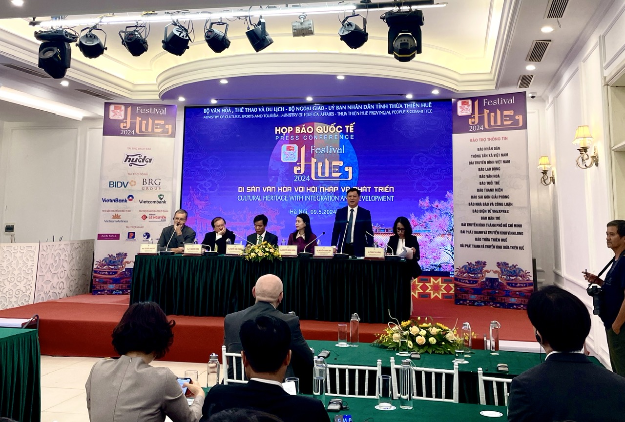 Ông Nguyễn Thanh Bình, Phó Chủ tịch Thường trực UBND tỉnh Thừa Thiên Huế, thông tin về Festival Huế 2024, tại buổi họp báo quốc tế