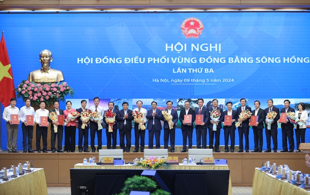 Thủ tướng trao quyết định Quy hoạch cho các địa phương vùng đồng bằng sông Hồng .Ảnh: VGP.