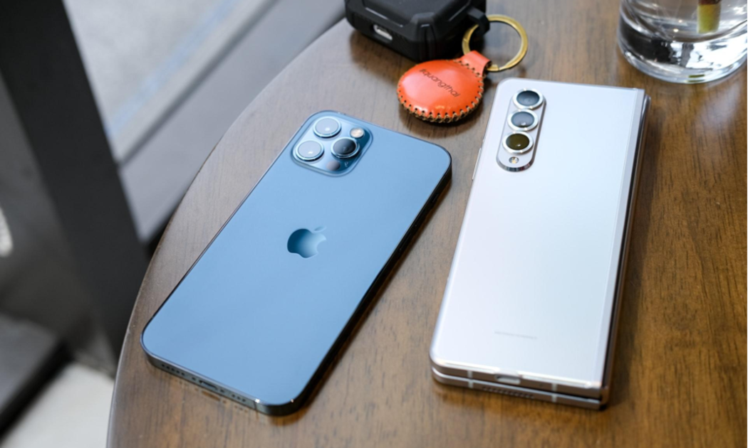 iPhone 15 Pro Max và Galaxy S24 Ultra.