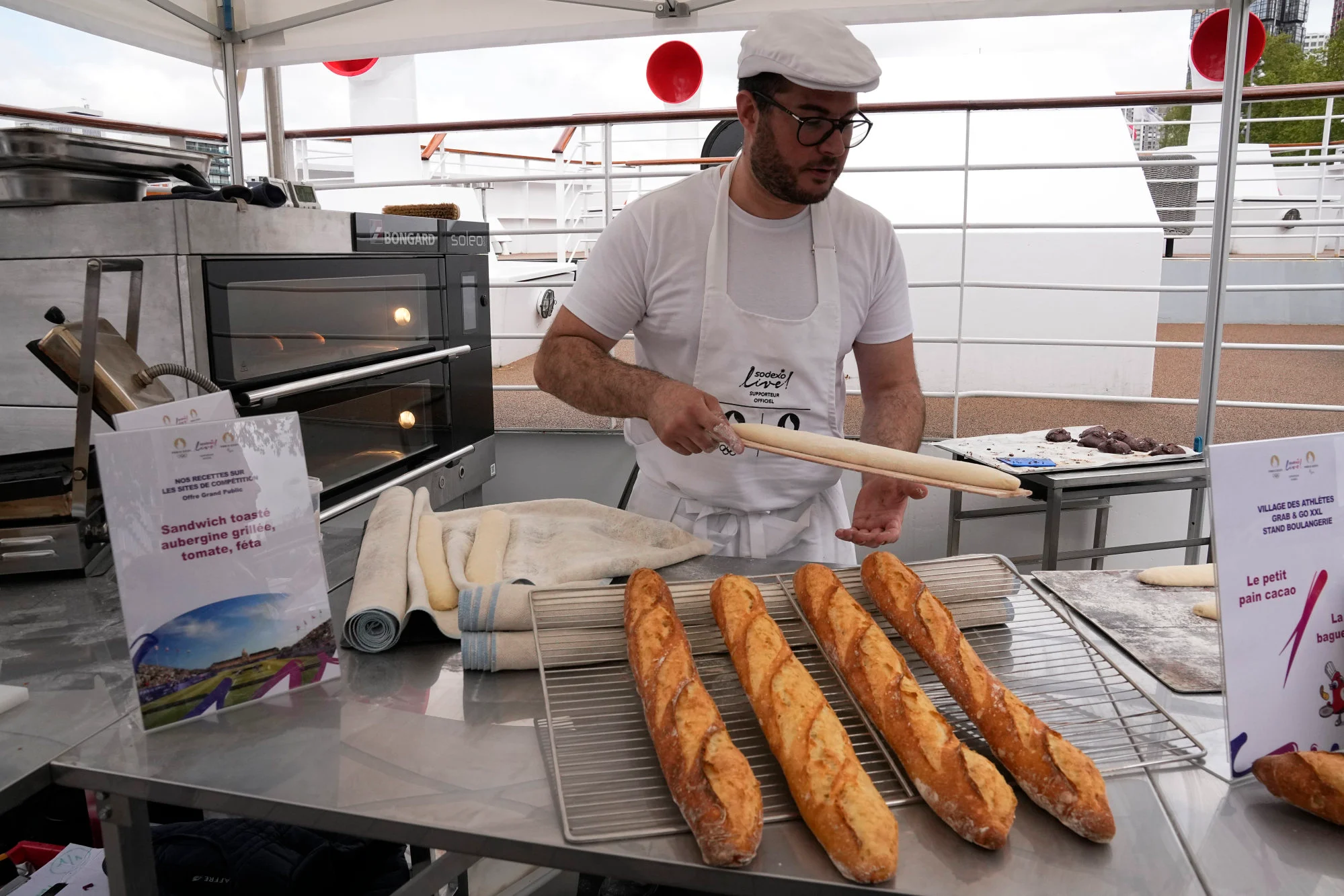 Làng Olympics sẽ được đặt một lò sản xuất bánh mì baguette tươi.
