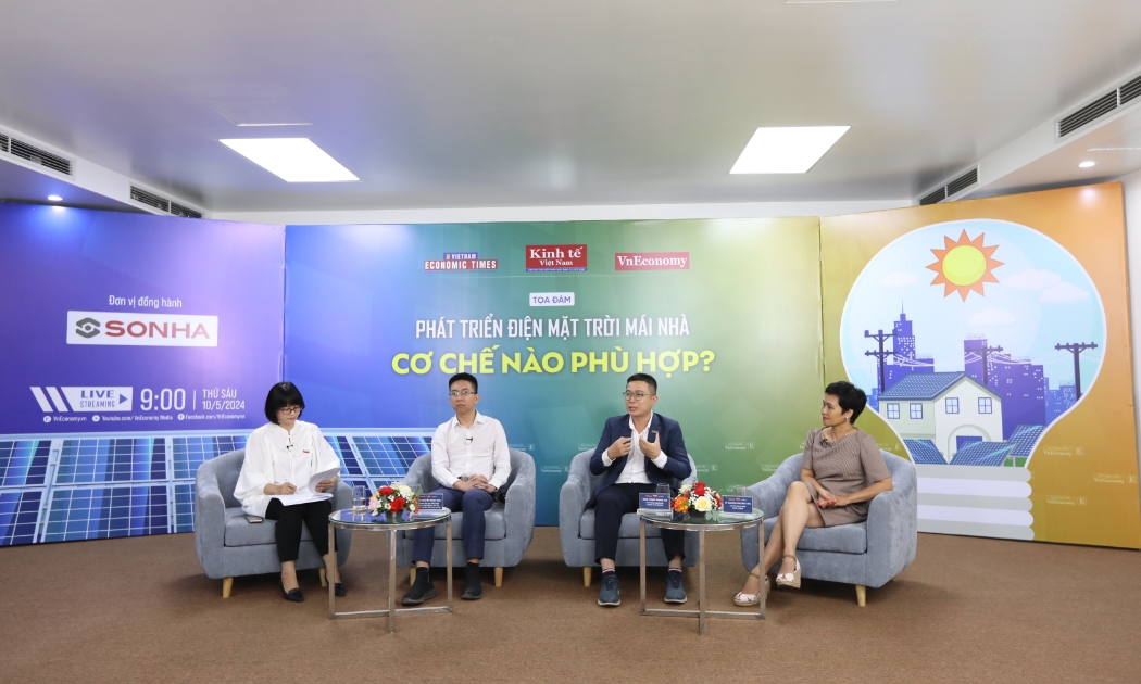 Các chuyên gia tại buổi tọa đàm: “Phát triển điện mặt trời mái nhà: quy chế nào phù hợp?”. Ảnh Việt Dũng.