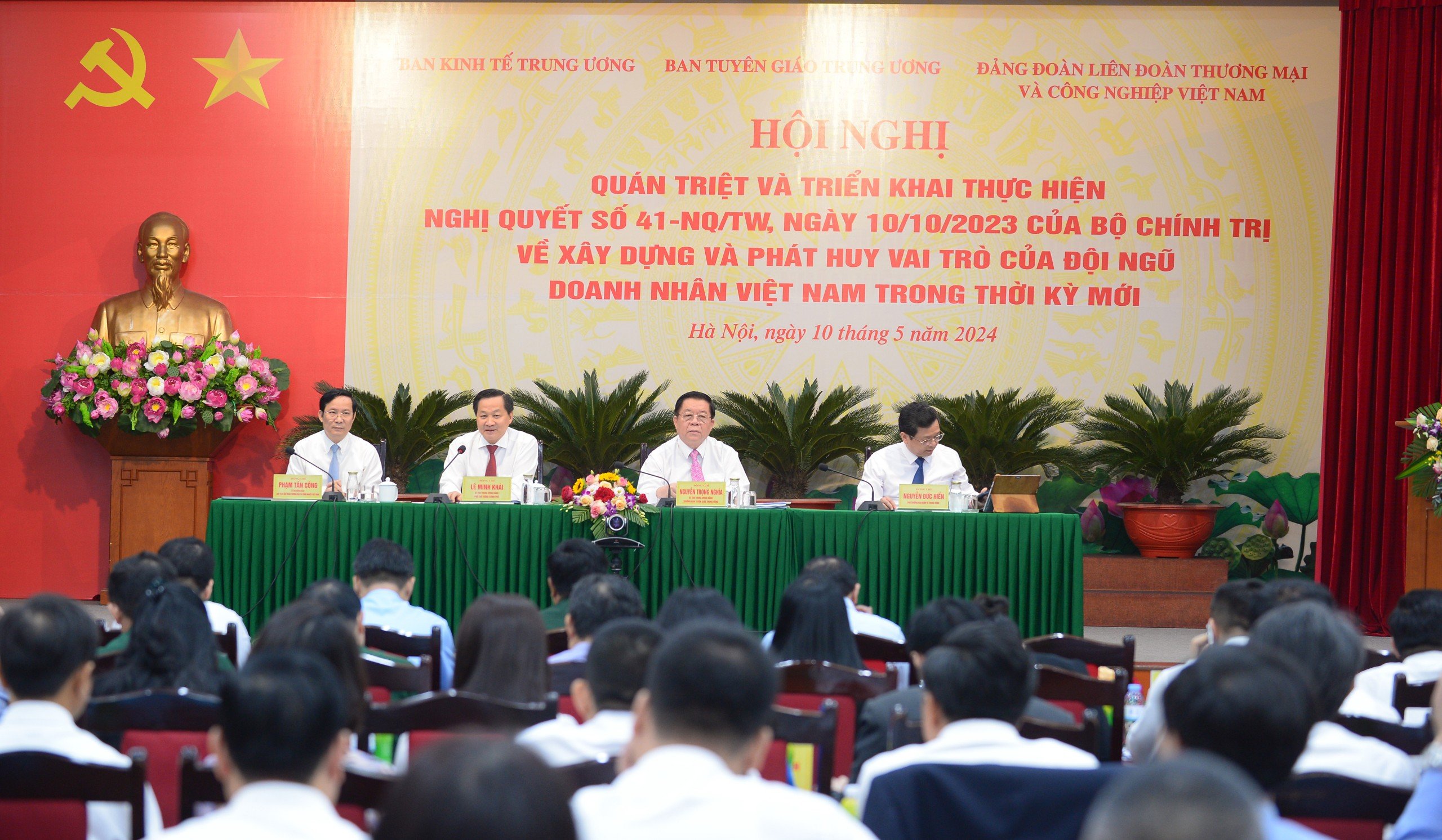 Phó Thủ tướng Chính phủ Lê Minh Khái, Trưởng Ban Tuyên giáo Trung ương Nguyễn Trọng Nghĩa dự, chủ trì và chỉ đạo hội nghị.
