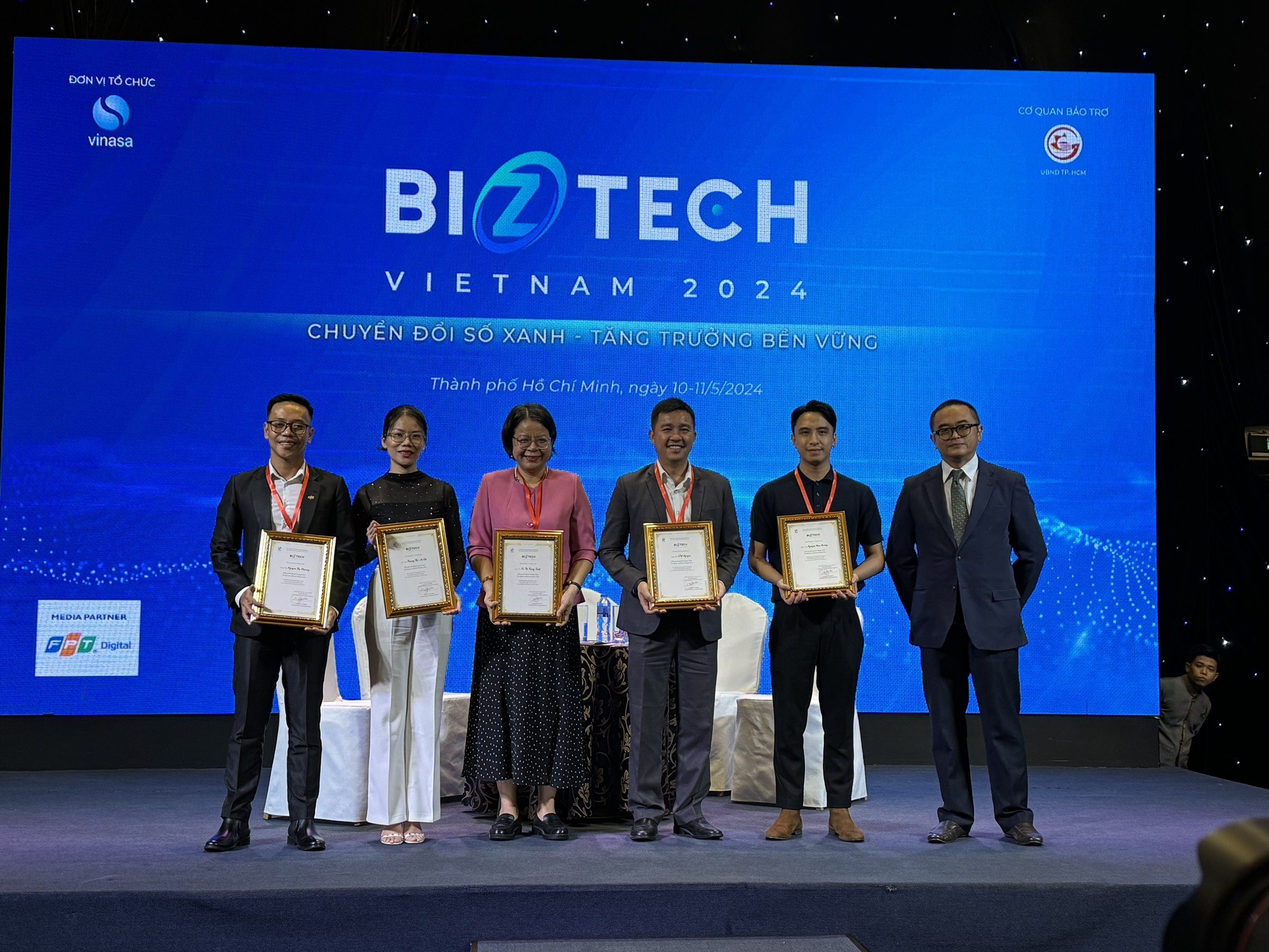 Ban tổ chức tặng chứng nhận cho các diễn giả tại tọa đàm: "Chuyển đổi số xanh để thúc đẩy tăng trưởng đột phá cho doanh nghiệp tại TP.HCM" trong khuôn khổ Biztech 2024.