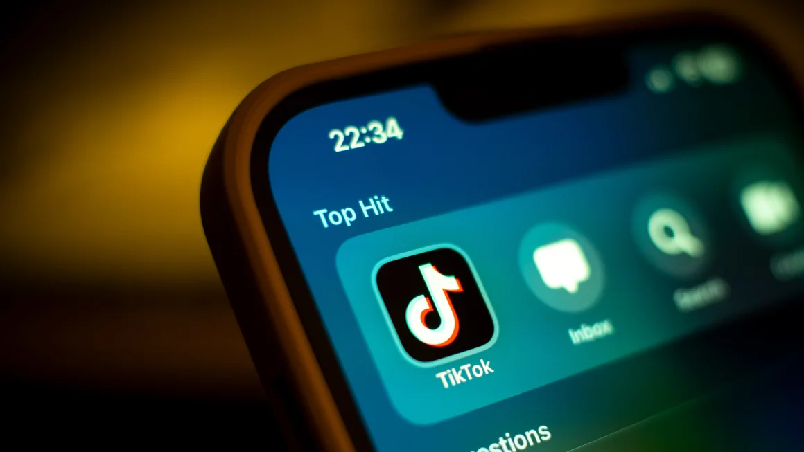 Ứng dụng TikTok hiển thị trên điện thoại Iphone.