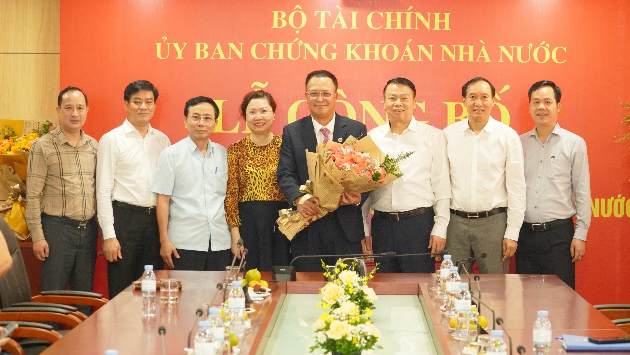 Thứ trưởng Bộ Tài chính Nguyễn Đức Chi, Chủ tịch UBCKNN Vũ Thị Chân Phương và tập thể Ban lãnh đạo UBCKNN, lãnh đạo các đơn vị thuộc Bộ Tài chính chúc mừng tân Phó Chủ tịch UBCKNN Bùi Hoàng Hải. Ảnh: TT&QHCC