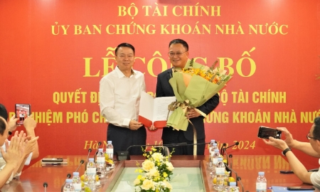 Thứ trưởng Bộ Tài chính Nguyễn Đức Chi trao Quyết định bổ nhiệm đồng chí Bùi Hoàng Hải giữ chức vụ Phó Chủ tịch UBCKNN. Ảnh: TT&QHCC.