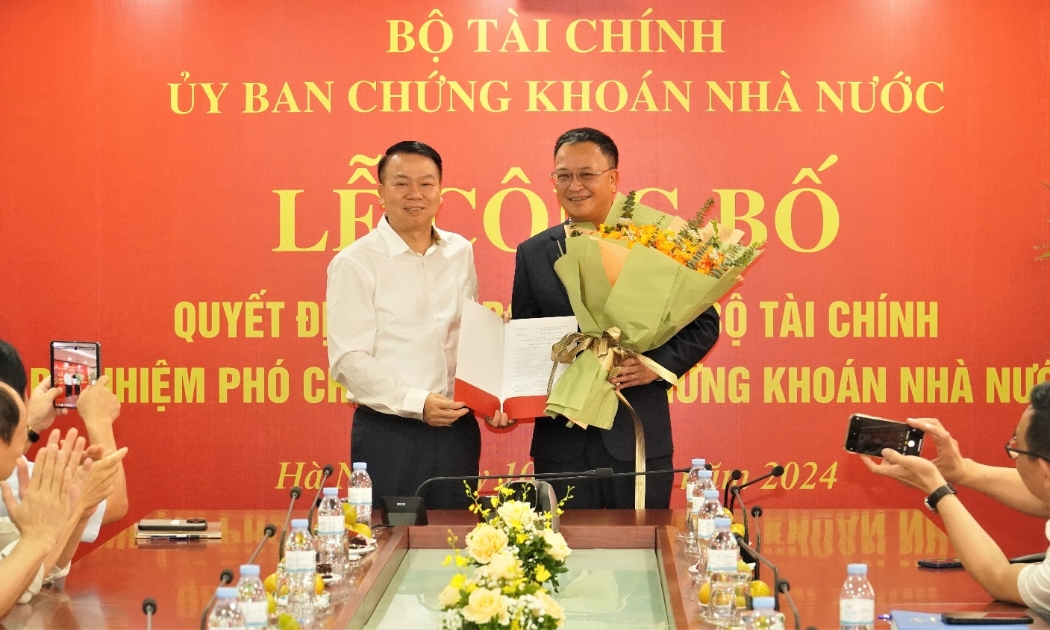Thứ trưởng Bộ Tài chính Nguyễn Đức Chi trao Quyết định bổ nhiệm đồng chí Bùi Hoàng Hải giữ chức vụ Phó Chủ tịch UBCKNN. Ảnh: TT&QHCC.
