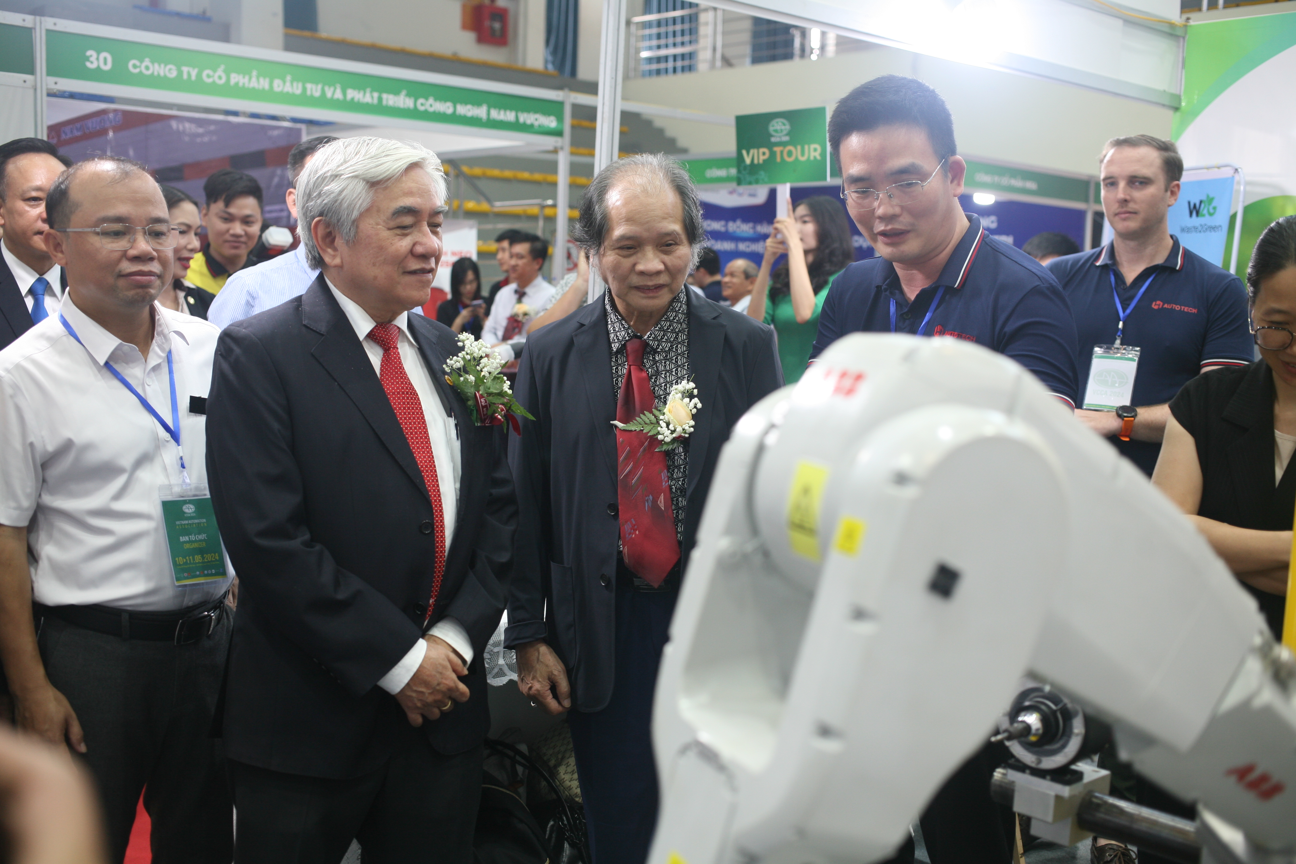 Các đại biểu thăm quan các gian trưng bày công nghệ điều khiển tự động hóa.