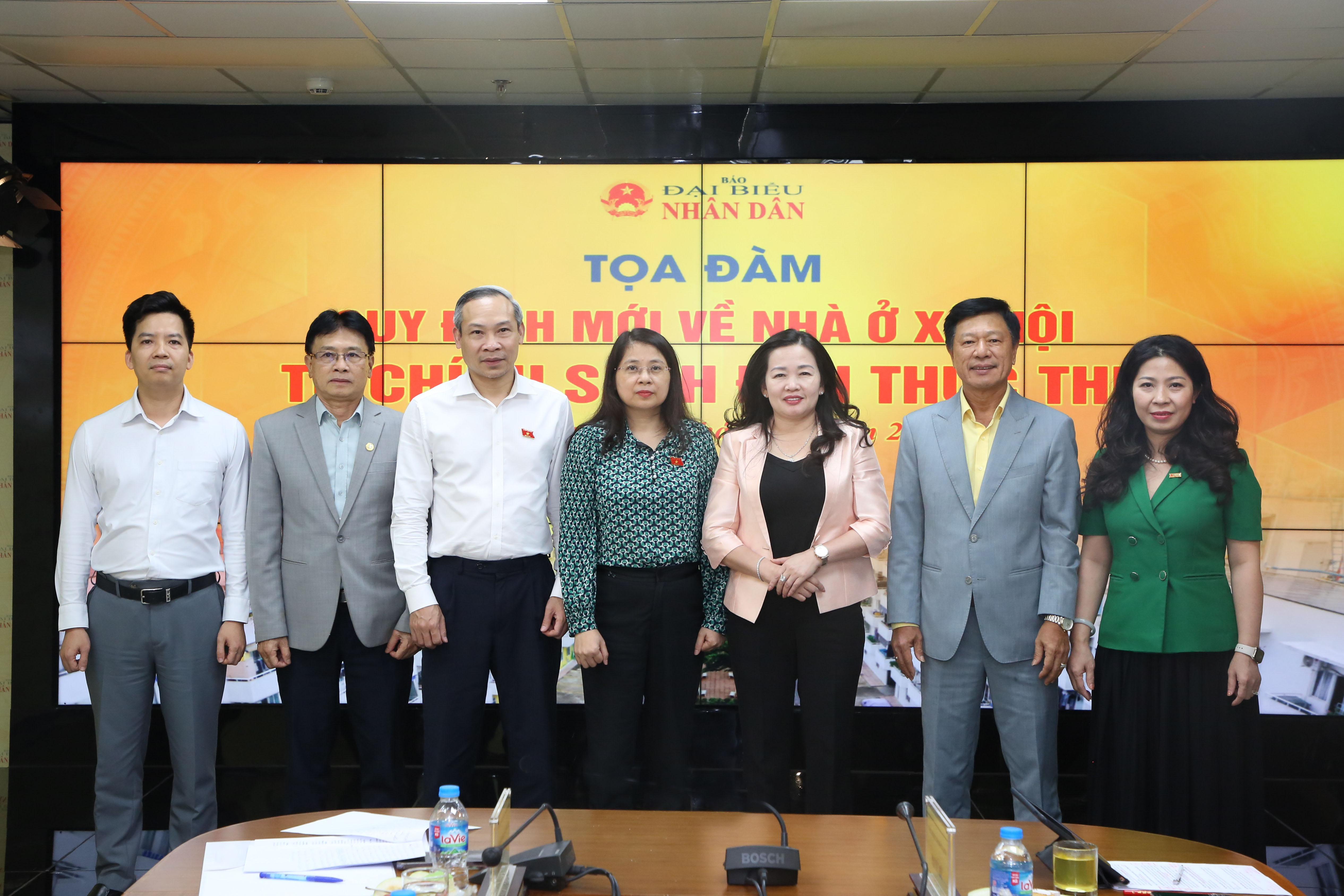 C&aacute;c diễn giả trao đổi tại tọa đ&agrave;m.