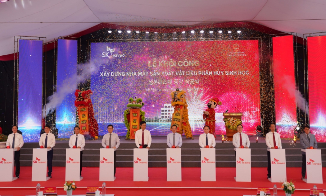 Phó Thủ tướng Trần Lưu Quang nhấn nút khởi công dự án Ecovance tại khu công nghiệp Đình Vũ (Hải Phòng)