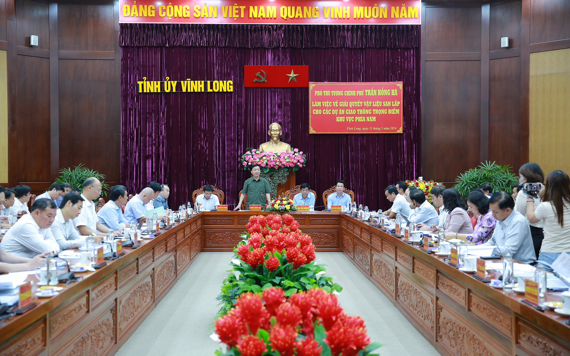 Ph&oacute; Thủ tướng Trần Hồng H&agrave; nhấn mạnh: việc bảo đảm vật liệu san lấp l&agrave; điều kiện quyết định đến tiến độ của c&aacute;c dự &aacute;n giao th&ocirc;ng trọng điểm quốc gia, kết nối li&ecirc;n v&ugrave;ng.