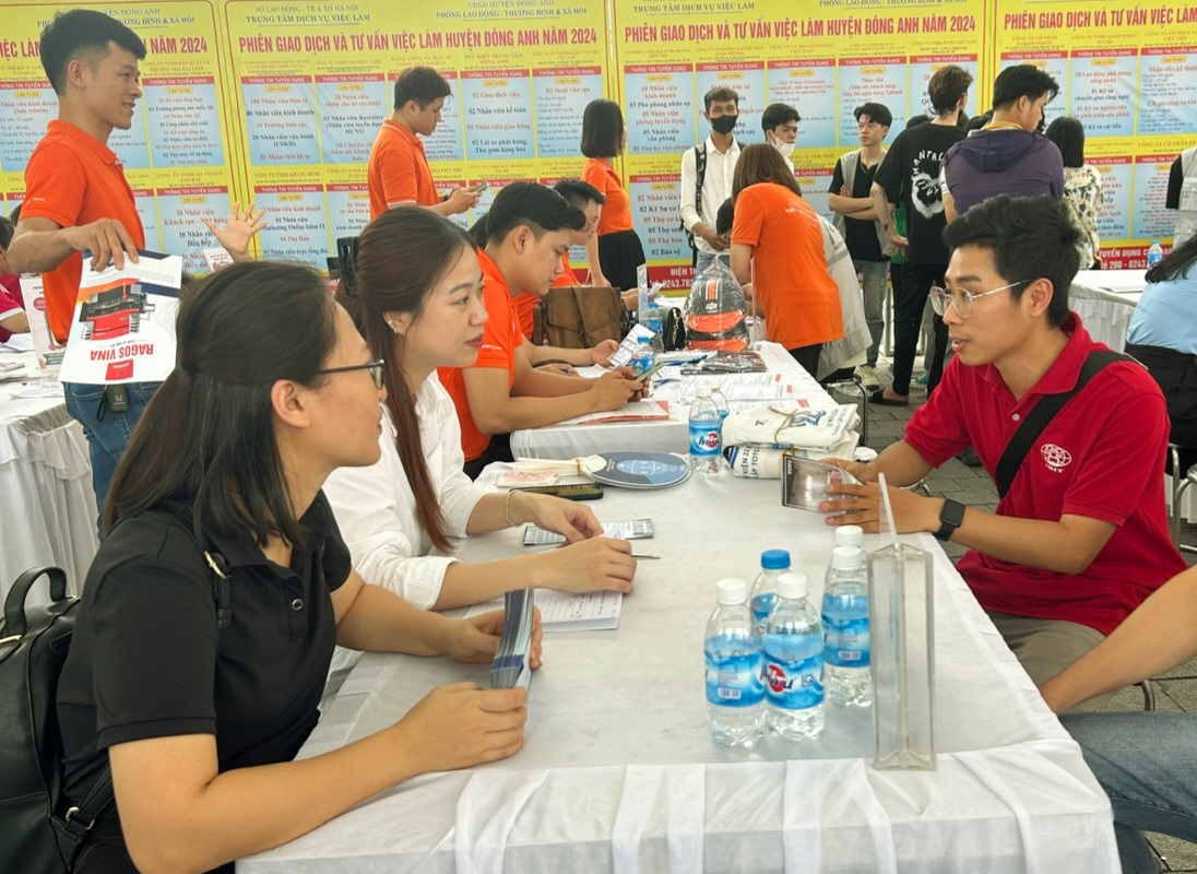 Doanh nghiệp tham gia tuyển dụng lao động tại phiên việc làm. 