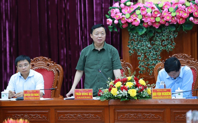 Deputy Prime Minister Tran Hong Ha addressing local authorities on sand shortage solutions for the country's key infrastructure projects. (Photo source: VGP.)