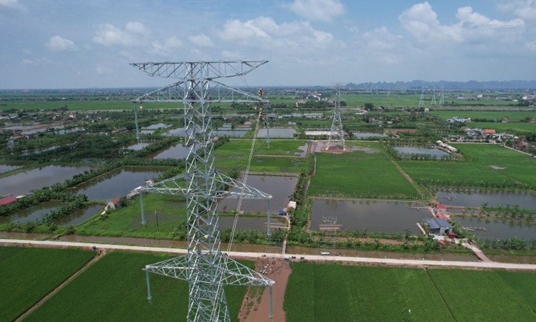 Khoảng néo đầu tiên của Đường dây 500 kV Quảng Trạch - Phố Nối bắt đầu kéo dây. Ảnh Hoàng Nam