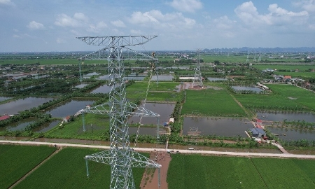 Khoảng néo đầu tiên của Đường dây 500 kV Quảng Trạch - Phố Nối bắt đầu kéo dây. Ảnh Hoàng Nam