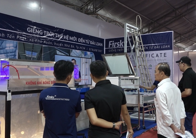 Sản phẩm giếng trời của doanh nghiệp Huỳnh Tấn Ph&aacute;t đến từ Nh&agrave; B&egrave;, TP. Hồ Ch&iacute; Minh được đ&ocirc;ng đảo người tham quan, mua sắm tại triển l&atilde;m quan t&acirc;m. Ảnh Ng&ocirc; Anh Văn