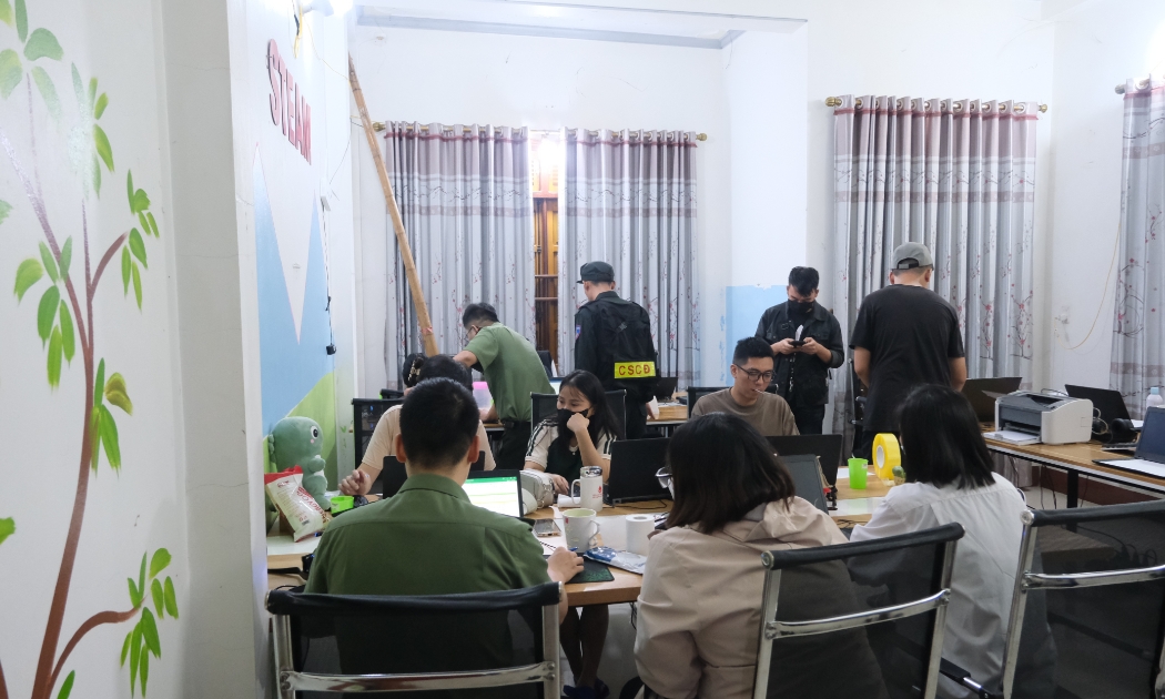 Lực lượng chức năng tiến hành khám xét. Ảnh: Cổng thông tin điện tử Công an tỉnh Cao Bằng.