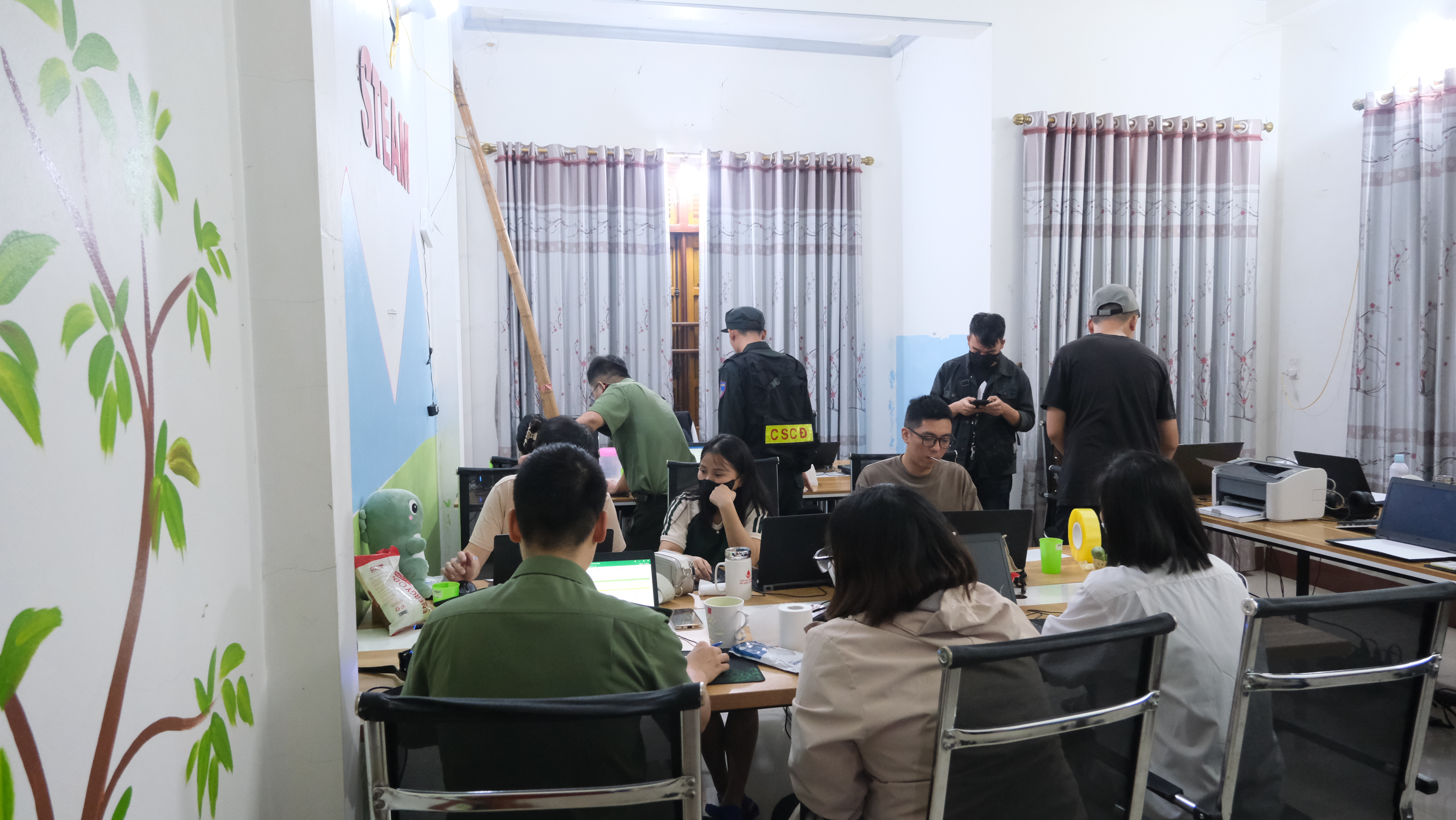 Lực lượng chức năng tiến hành khám xét. Ảnh: Cổng thông tin điện tử Công an tỉnh Cao Bằng.