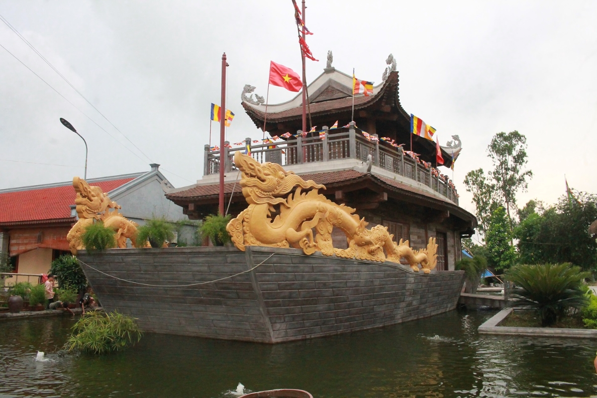 Bảo t&agrave;ng Huyền Tr&acirc;n c&ocirc;ng ch&uacute;a h&igrave;nh con thuyền, tại ch&ugrave;a Hổ Sơn. Ảnh: Chu Kh&ocirc;i.