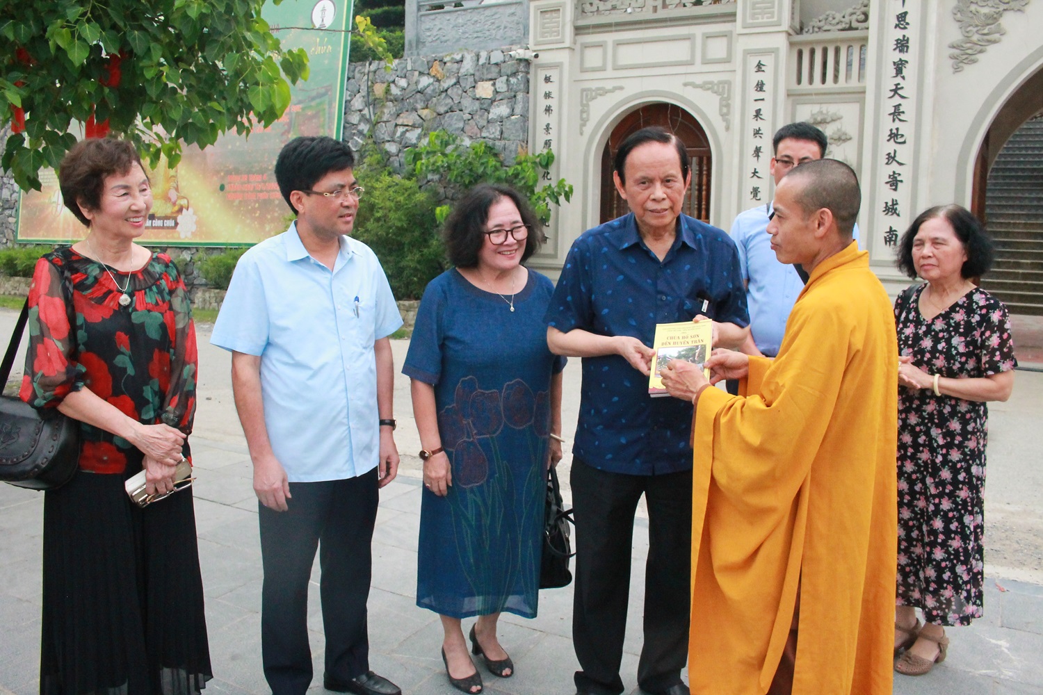 Trụ trì chùa Hổ Sơn tặng sách cho PGS.TS Nguyễn Hồng Vinh. Ảnh: Chu Khôi.