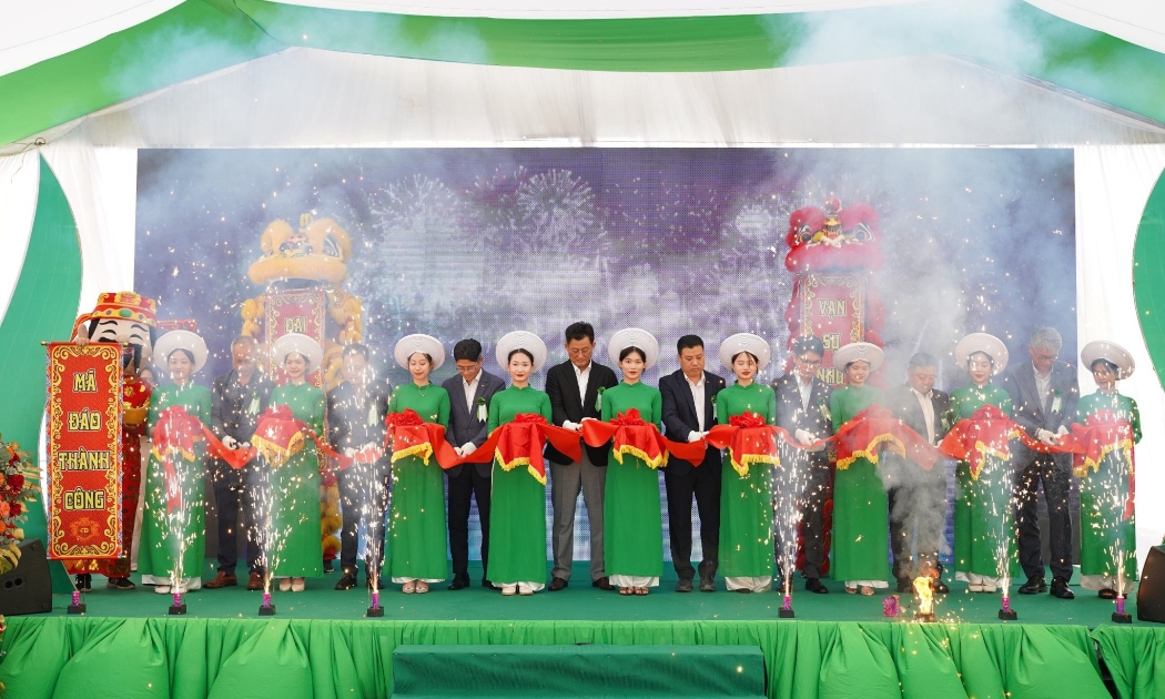 Đại diện các Lãnh đạo Daesang Đức Việt cắt băng khánh thành Nhà máy Hưng Yên số 2. 