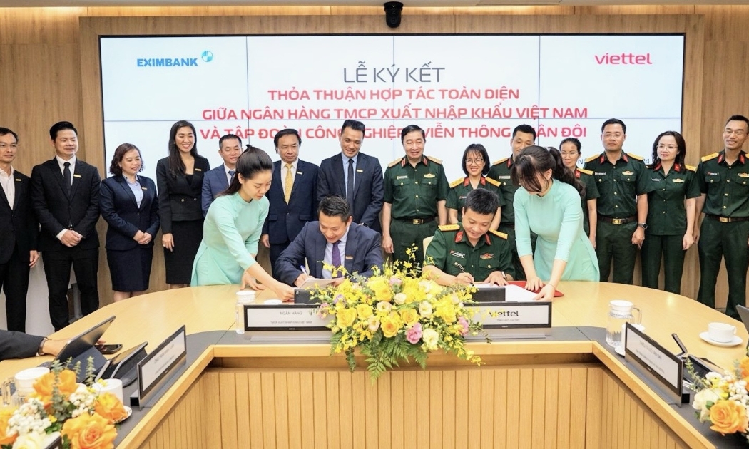 Ông Nguyễn Hoàng Hải - quyền Tổng giám đốc Eximbank (bên trái) và ông Nguyễn Mạnh Hổ - Đại diện Tập đoàn Viettel cùng đại diện lãnh đạo hai đơn vị trong buổi lễ ký kết thỏa thuận hợp tác.