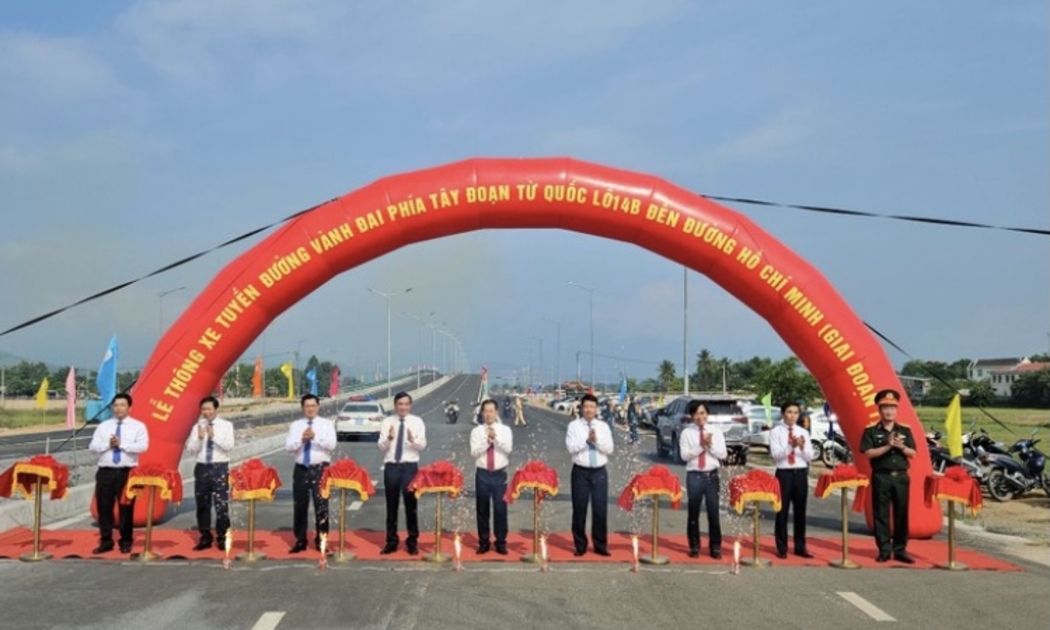 Lãnh đạo thành phố Đà Nẵng và các đơn vị liên quan thực hiện nghi thức thông xe tuyến đường vành đai phía Tây Đà Nẵng.