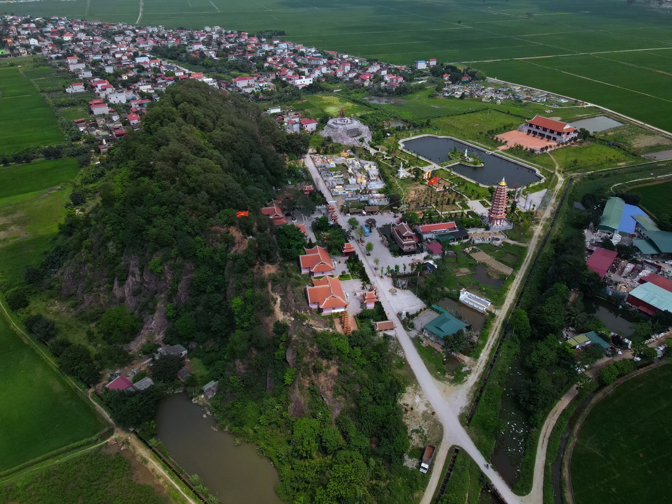 To&agrave;n cảnh n&uacute;i v&agrave; ch&ugrave;a Hổ Sơn nh&igrave;n từ tr&ecirc;n cao.