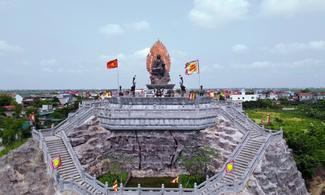 Tượng Phật Hoàng Trần Nhân Tông bằng đá quý sapphire liền khối tại chùa Hổ Sơn.