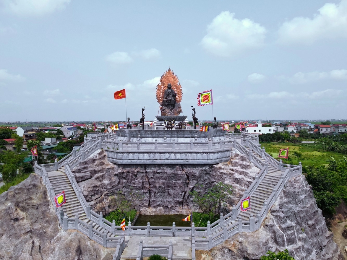 Tượng Phật Hoàng Trần Nhân Tông bằng đá quý sapphire liền khối tại chùa Hổ Sơn. 