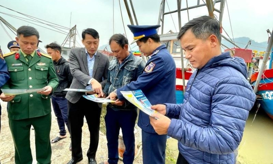 Ngư dân xã Ngư Lộc (Hậu Lộc) được tuyên truyền về Luật Thuỷ sản và quy định khai thác IUU. Ảnh Báo Thanh Hóa