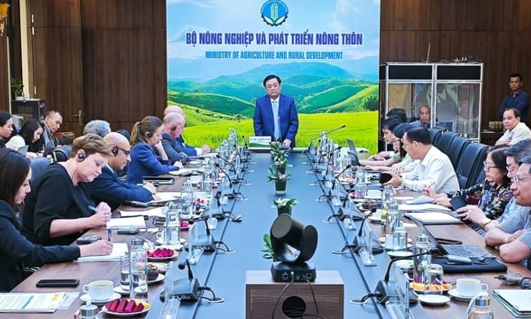 Bộ trưởng Lê Minh Hoan chủ chỉ buổi làm việc với các tham tán