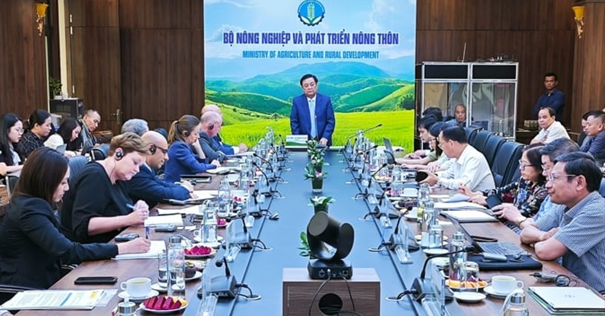 Bộ trưởng Lê Minh Hoan chủ chỉ buổi làm việc với các tham tán