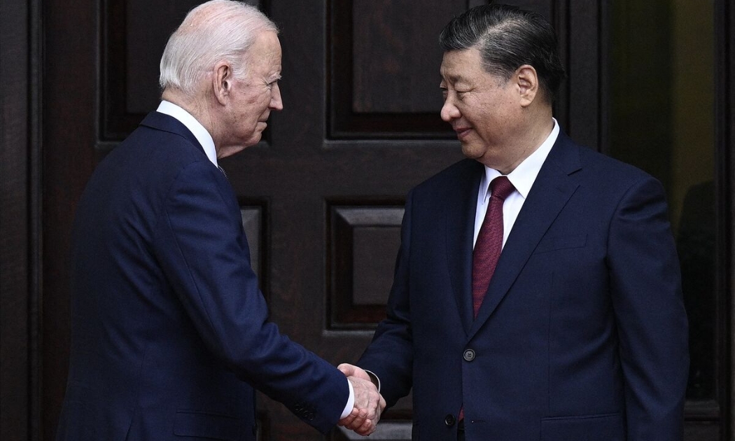 Tổng thống Mỹ Joe Biden (trái) và Chủ tịch Trung Quốc Tập Cận Bình trong một lần gặp - Ảnh: Bloomberg.