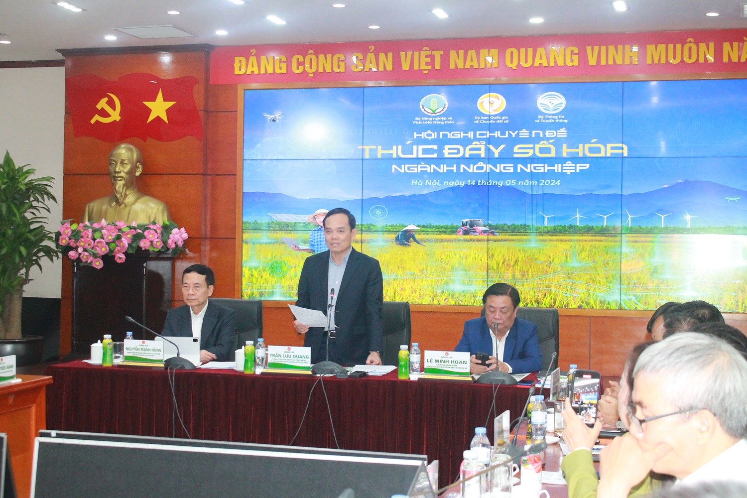 Ph&oacute; Thủ tướng Trần Lưu Quang chủ tr&igrave;, chỉ đạo tại hội nghị. Ảnh Chu Kh&ocirc;i.