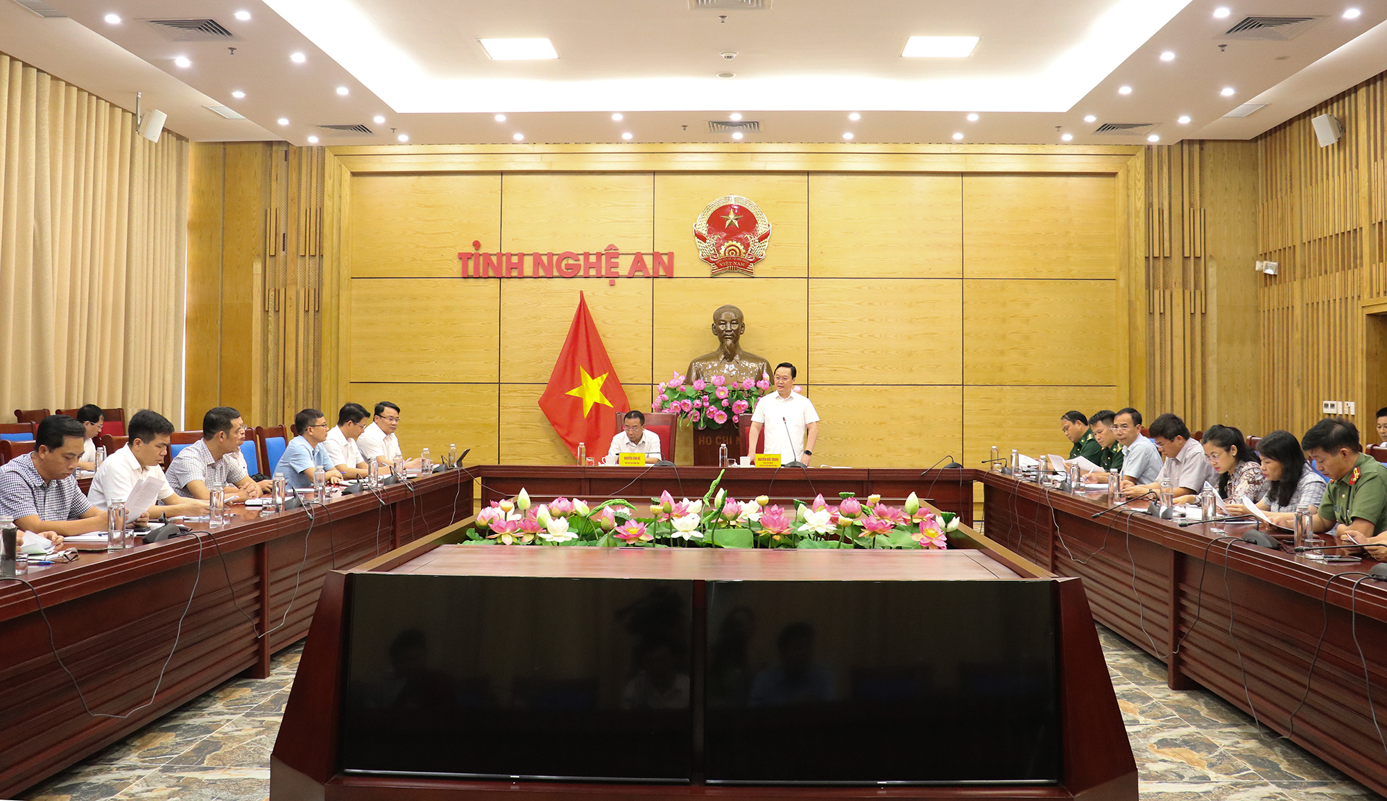 Quang cảnh cuộc họp