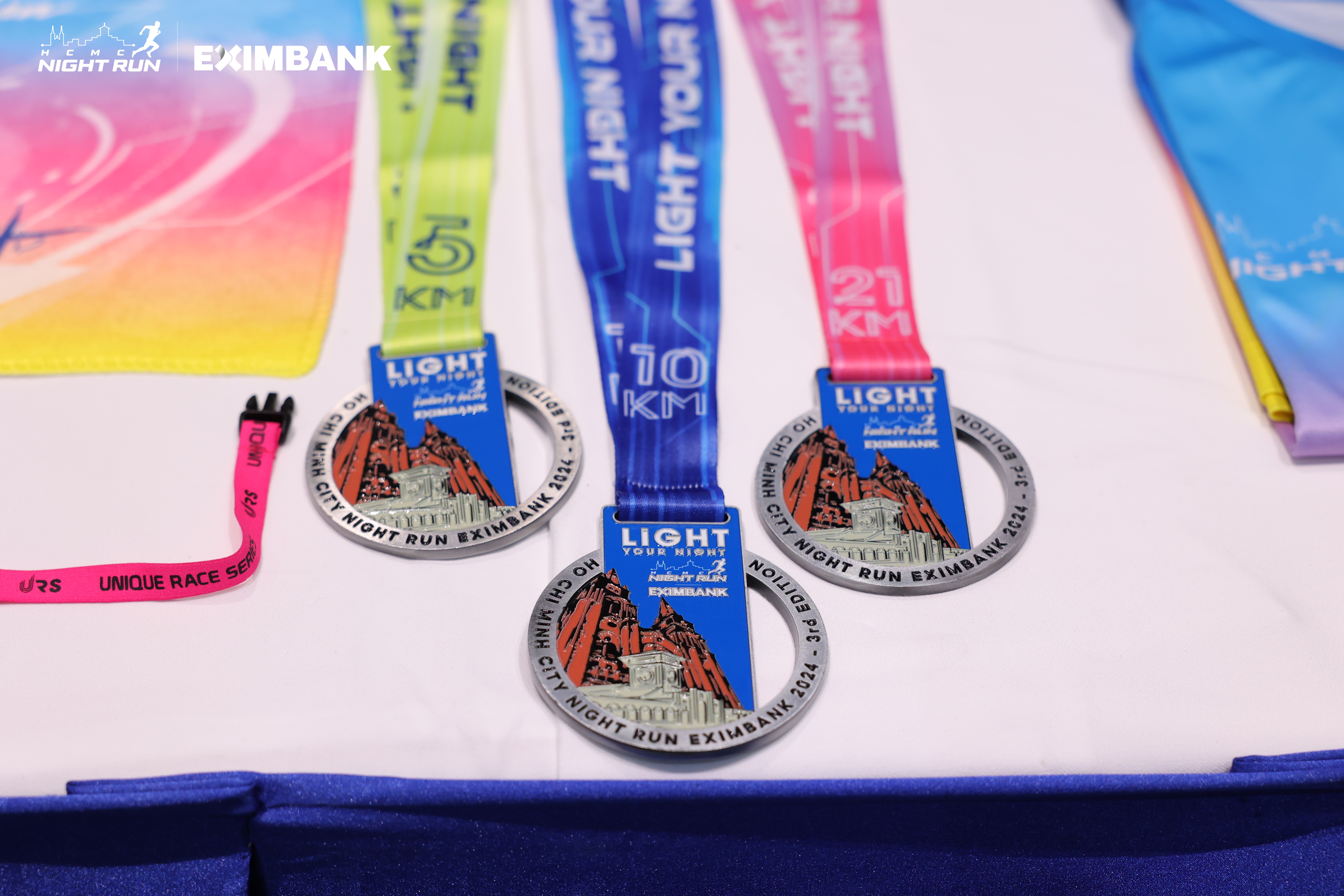 Bộ huy chương của Giải chạy Ho Chi Minh City Night Run Eximbank 2024.