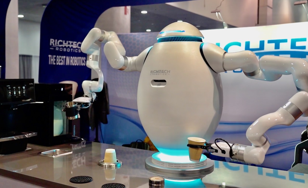 Robot Adam trình diễn pha cà phê tại Triển lãm Điện tử tiêu dùng CES 2024.