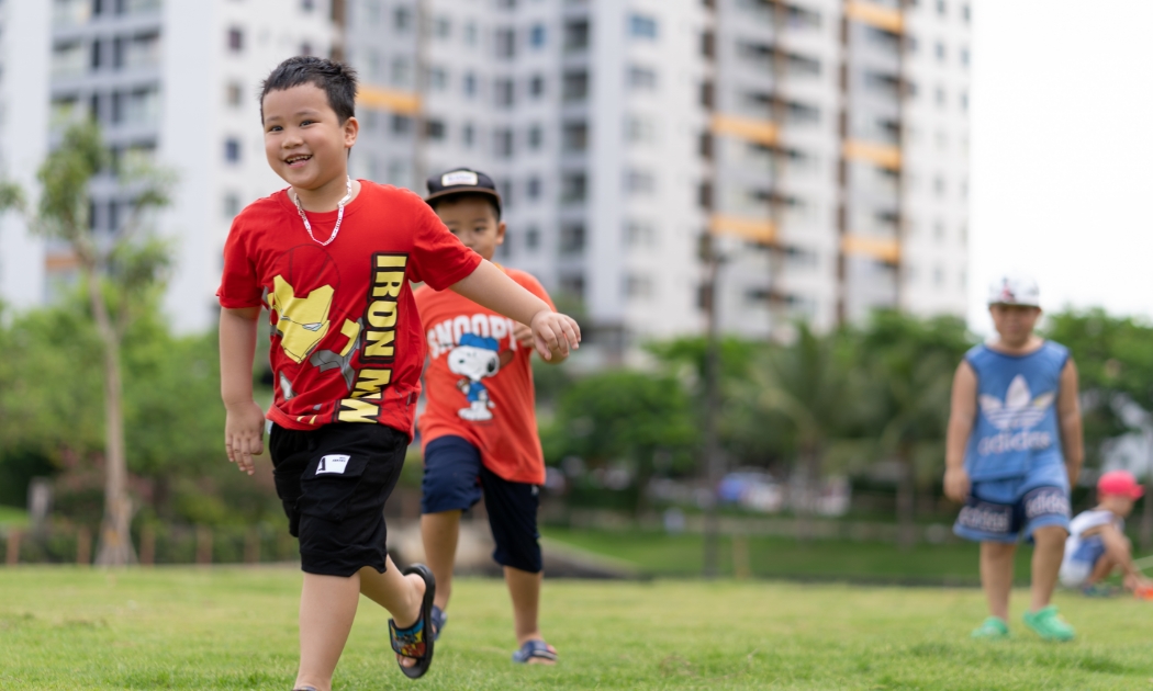 Những đứa trẻ hạnh phúc khi vui chơi giữa thiên nhiên.