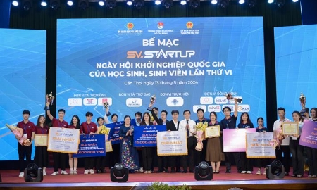 Thứ trưởng Nguyễn Thị Kim Chi trao giải Nhất cho khối sinh viên. Ảnh; MOET.