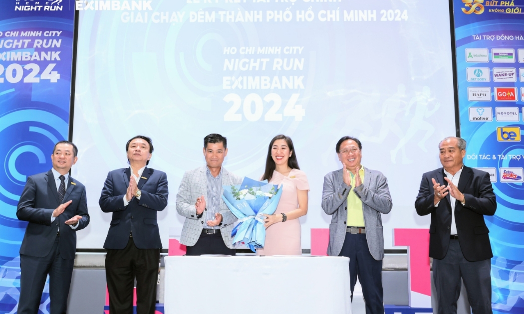 Bà Lê Thị Mai Loan - Phó Tổng Giám đốc Eximbank và ông Nguyễn Khoa Vinh (thứ 3 bên trái sang) - Đại diện Ban tổ chức trong buổi lễ ký kết tài trợ cho Giải chạy đêm Ho Chi Minh City Night Run Eximbank 2024.