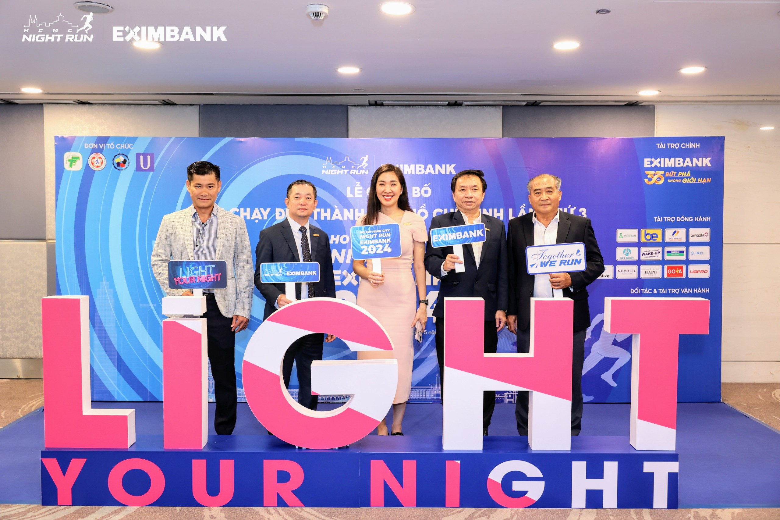 Đại diện Ban tổ chức và Nhà tài trợ Eximbank chụp hình lưu niệm.