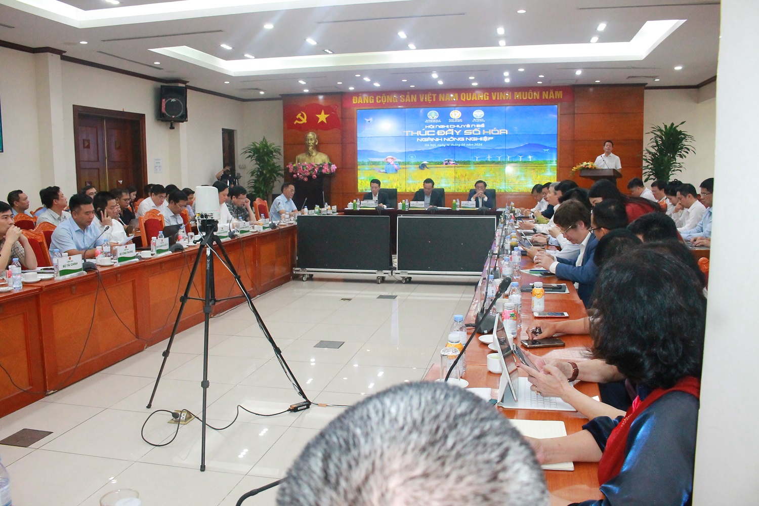 Quang cảnh hội nghị tại điểm cầu ch&iacute;nh ở trụ sở Bộ N&ocirc;ng nghiệp v&agrave; Ph&aacute;t triển n&ocirc;ng th&ocirc;n: Ảnh: Chu Kh&ocirc;i