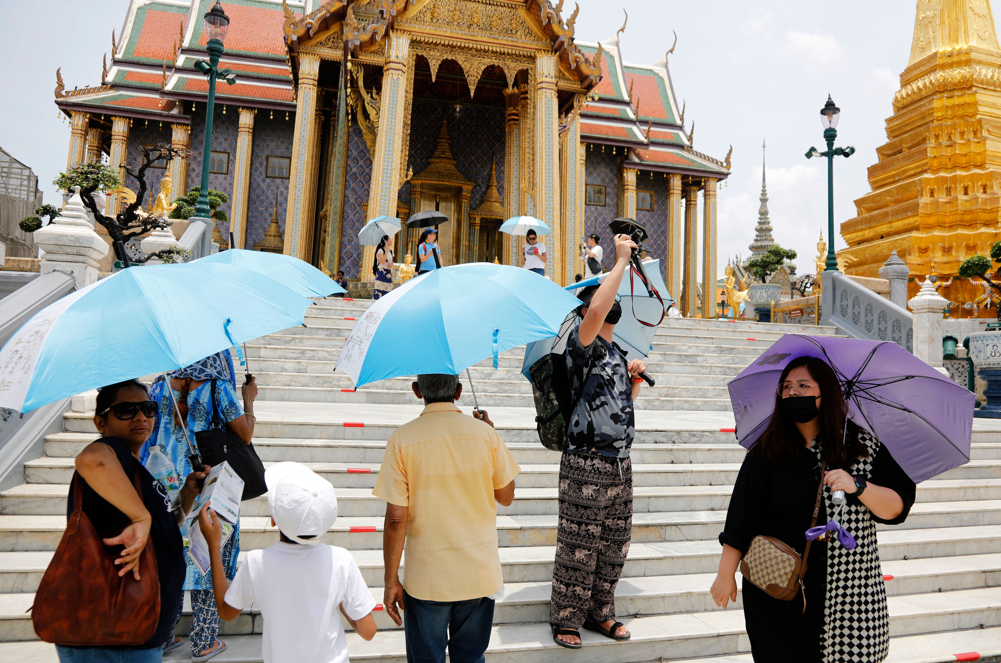 Tại Thái Lan, nhiều người tránh đến những nơi như đền, chùa và tập trung đến nơi mát mẻ như thác nước.
