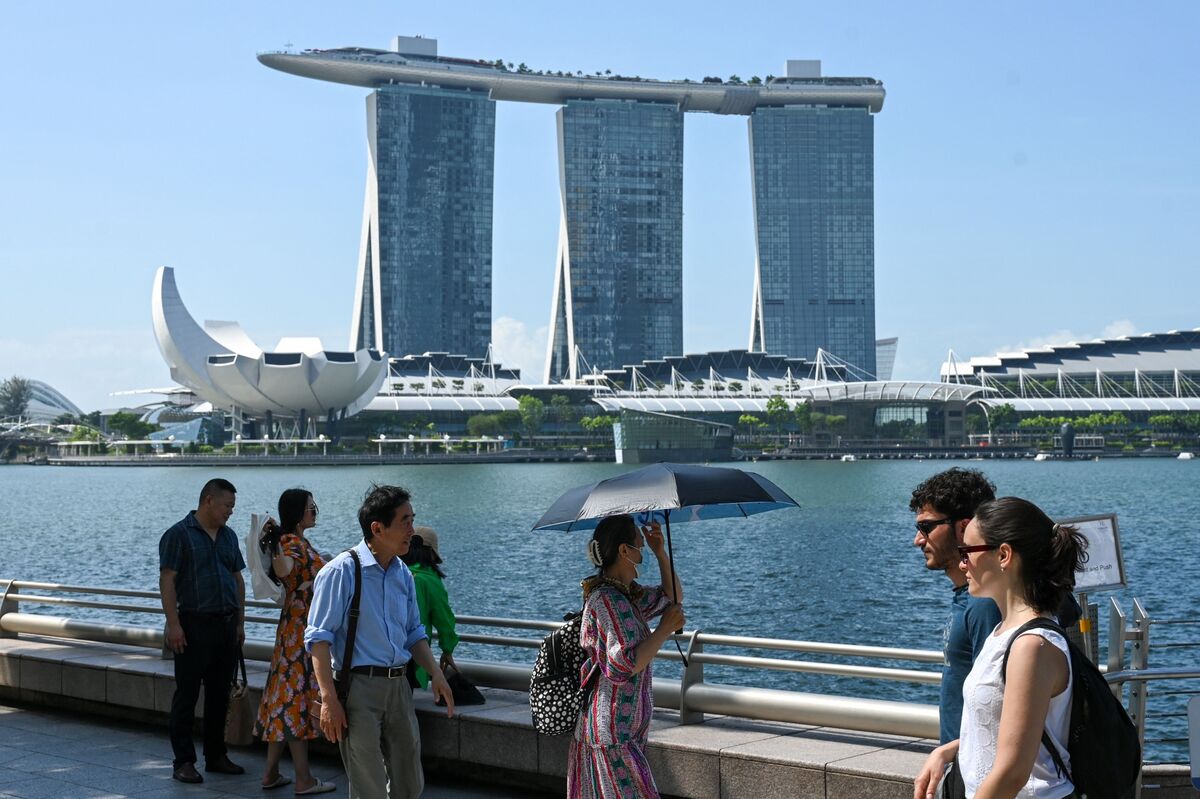 Tại Singapore, khách du lịch ngày càng có xu hướng tìm kiếm không gian ăn uống có máy lạnh để tránh cái nóng gay gắt. 