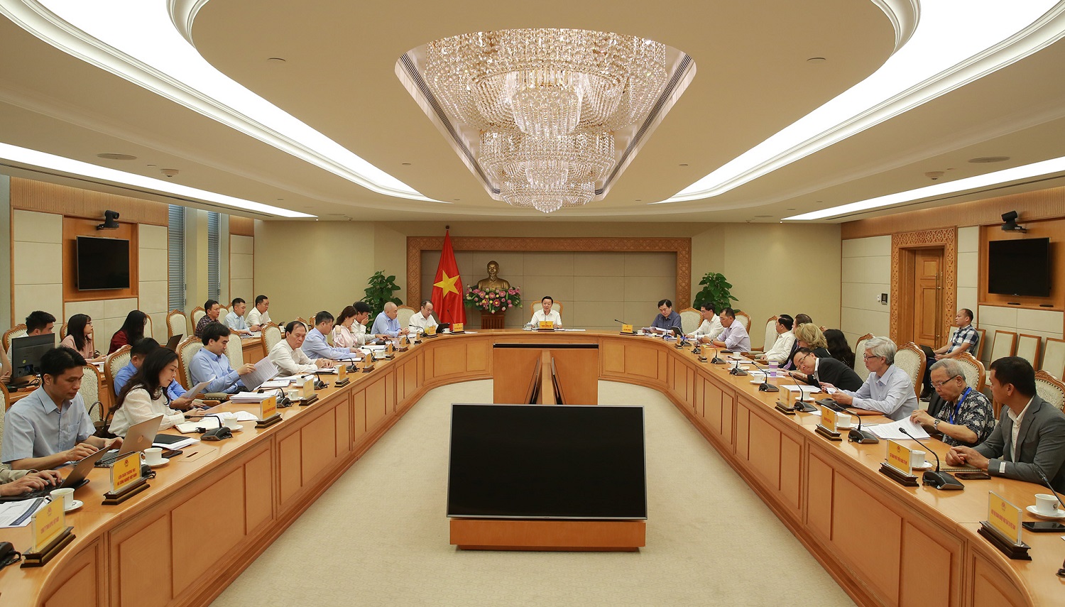 Cuộc họp cho ý kiến về nội dung dự thảo nghị định quy định về cơ chế mua bán điện trực tiếp (DPPA). Ảnh: VGP.