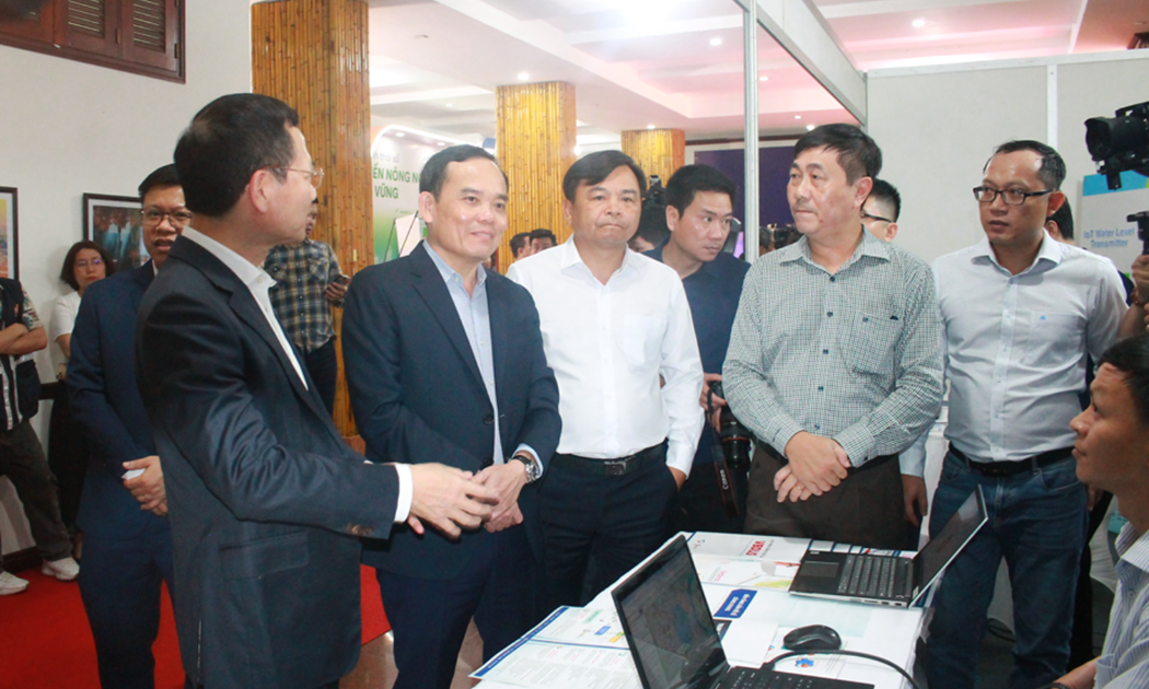 Phó Thủ tướng Trần Lưu Quang thăm các gian hàng tại hội nghị về chuyển đổi số ngành nông nghiệp. Ảnh: Chu Khôi.